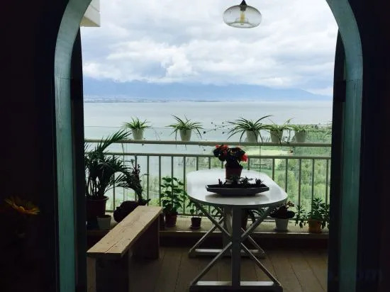 Дали: Dali Cloud Habitat Sea view apartment