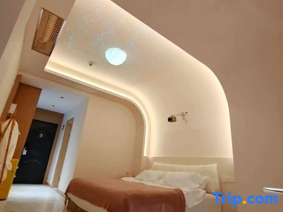 Санья: Sanya Lin Intelligent Pool Beauty Hotel (Yalong Bay Tropical Paradise Forest Park)