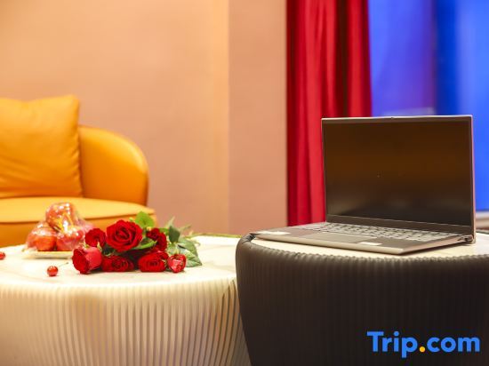 Интань: Hilton Art Hotel (Runfeng Plaza Store, Shangrao Wannian Pedestrian Street)
