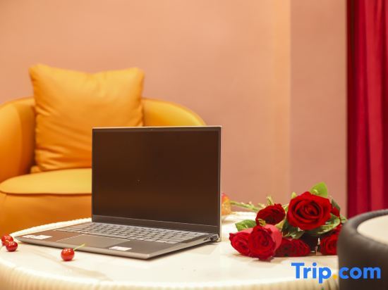 Интань: Hilton Art Hotel (Runfeng Plaza Store, Shangrao Wannian Pedestrian Street)