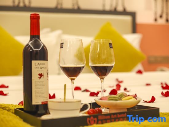 Интань: Hilton Art Hotel (Runfeng Plaza Store, Shangrao Wannian Pedestrian Street)