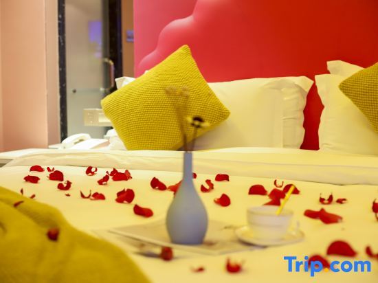 Интань: Hilton Art Hotel (Runfeng Plaza Store, Shangrao Wannian Pedestrian Street)
