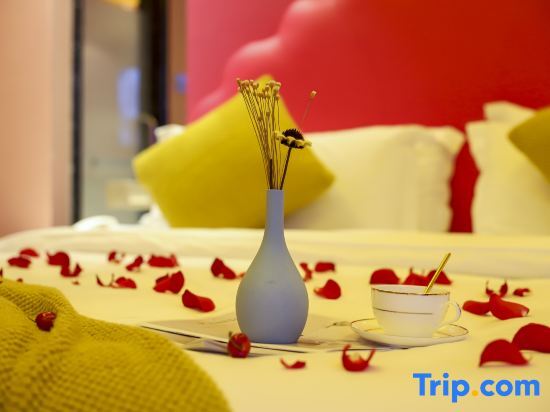 Интань: Hilton Art Hotel (Runfeng Plaza Store, Shangrao Wannian Pedestrian Street)