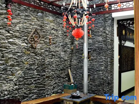 Фэньи: Lixian Xiaoqiong Yujia Xinzhai Shop