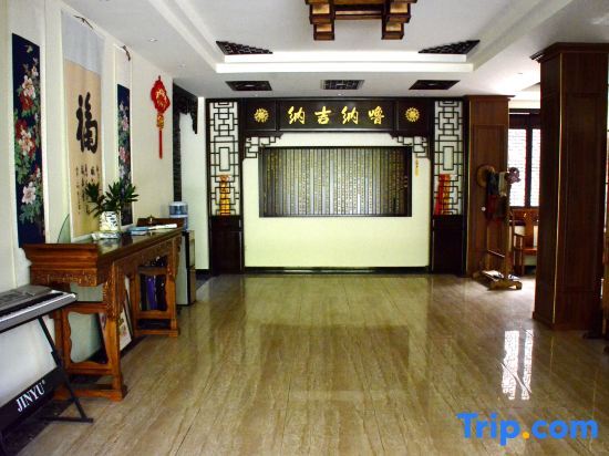 Фэньи: Lixian Xiaoqiong Yujia Xinzhai Shop
