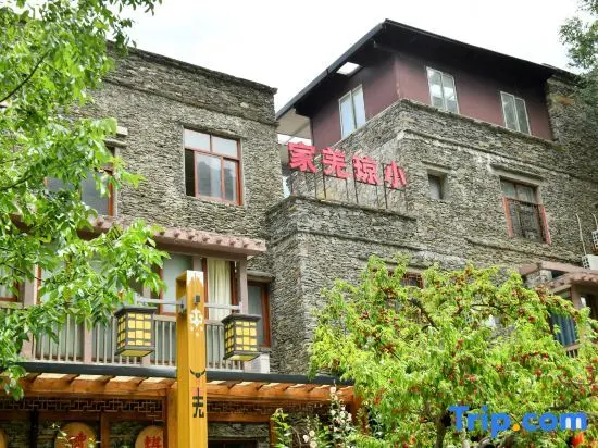 Фэньи: Lixian Xiaoqiong Yujia Xinzhai Shop