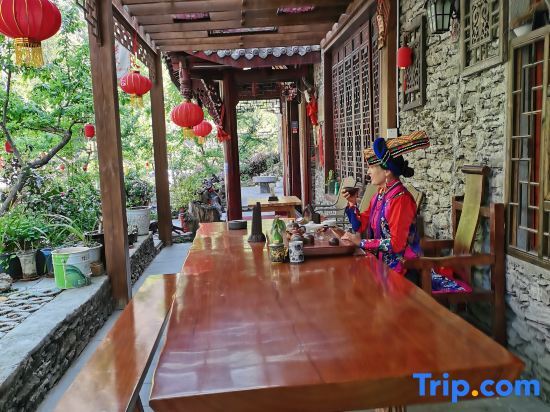 Фэньи: Lixian Xiaoqiong Yujia Xinzhai Shop