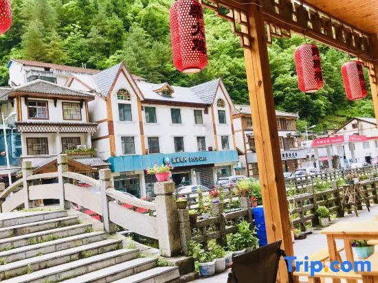 Шэньнунцзя: Shennongjia Xiaoqiao people food inn