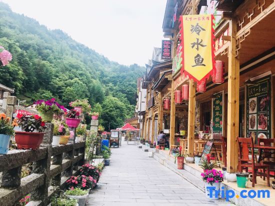 Шэньнунцзя: Shennongjia Xiaoqiao people food inn