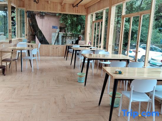 Дали: Wuyuan Shiwai Liyuan Good Morning Sun Moonju Lake View Inn