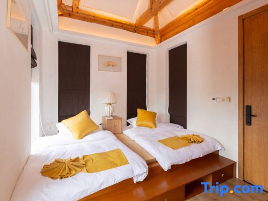 Дали: Wuyuan Shiwai Liyuan Good Morning Sun Moonju Lake View Inn