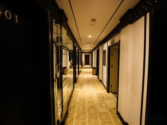 Дацин: Thai 9 Business Hotel Crystal Shop