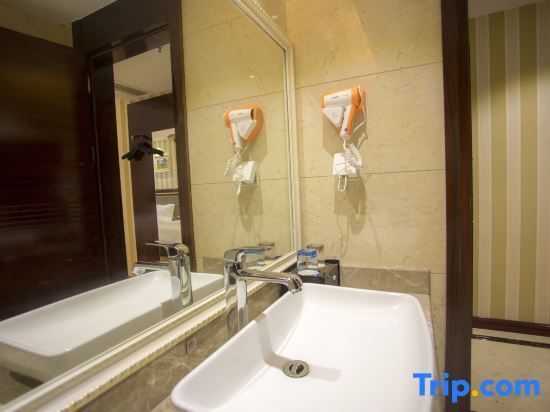 Маоминг: Huazhou Huyanwan Chain Hotel Shangjie Branch