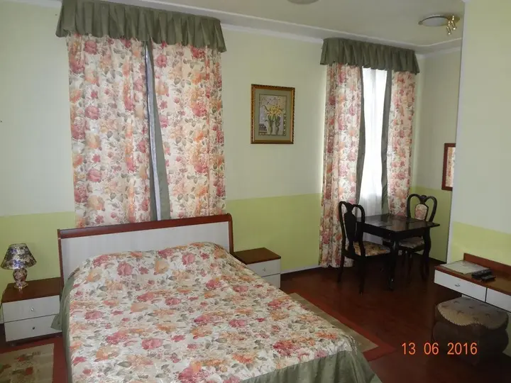 Астрахань: Hotel Dama s Sobach'koy