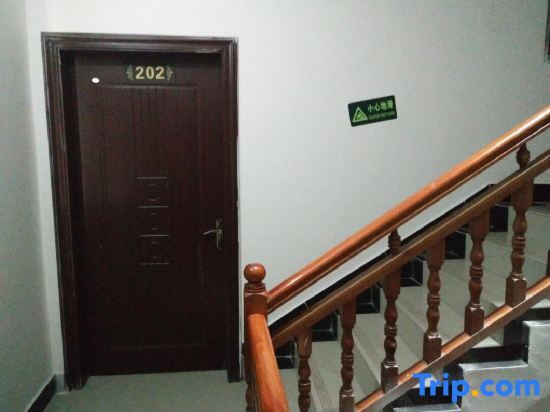 Санду: Sandu Laker Hotel