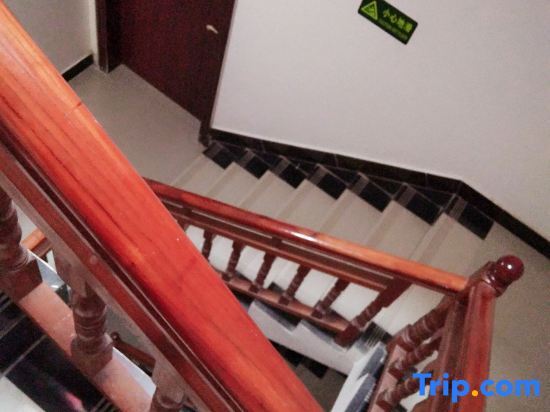 Санду: Sandu Laker Hotel