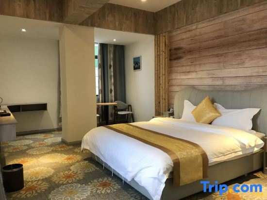 Маоминг: Huazhou Diqiao Theme Apartment