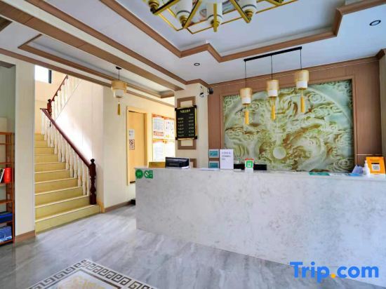 Дечен: Rujia Huayi Selected Hotel (Yunnan Nujiang Gongshan Mingzhu Square Branch)