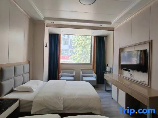 Дечен: Rujia Huayi Selected Hotel (Yunnan Nujiang Gongshan Mingzhu Square Branch)