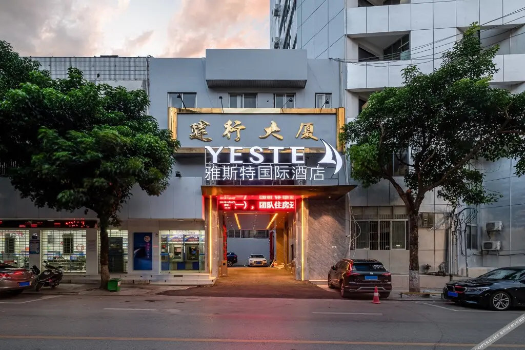 Чунцзо: Ast International Hotel (Pingxiang Bus Terminal Food Street)