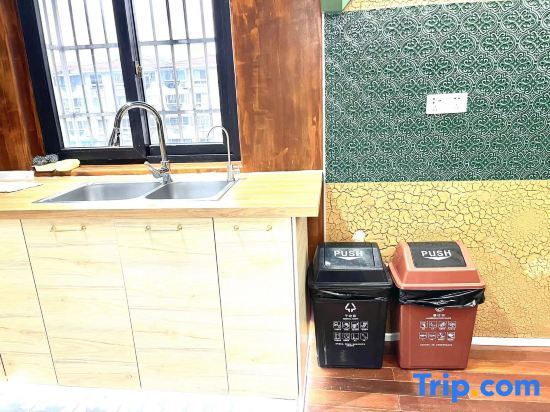 Шанхай: Shanghai Shikumen culture homestay (Zhengtong Road store)