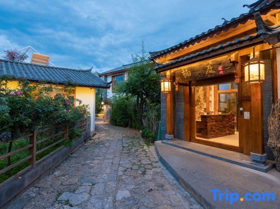 lijiang Nanting. Wind courtyard by stream — фото 1