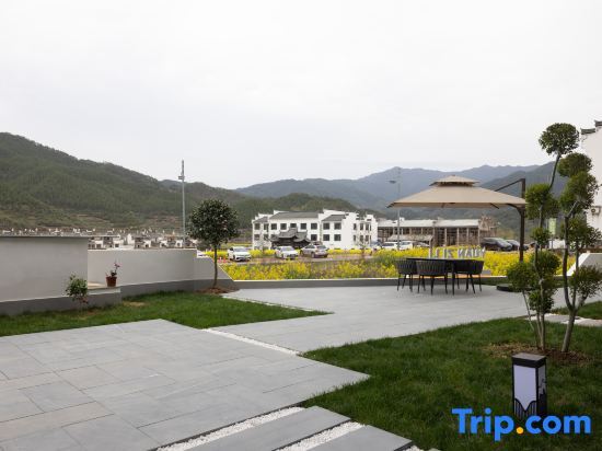 Three Lives and One Residence in Huangling, (Huangling Scenic Area Store) — фото 1