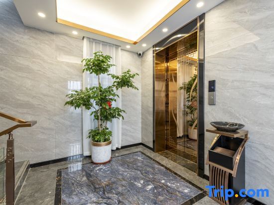 Дунгуань: Zhirong Jiayu (Liyueli Shopping Center Store)