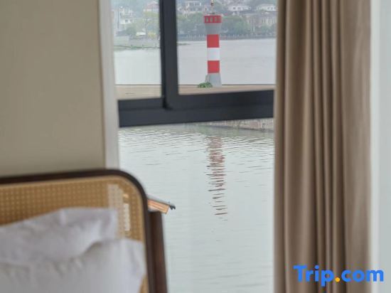 Нинбо: Find a Lighthouse Lake View B&B