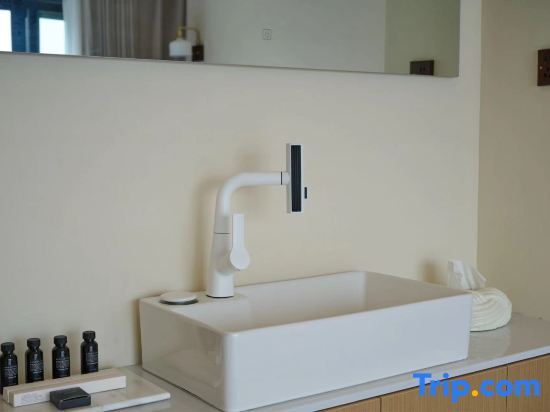 Нинбо: Find a Lighthouse Lake View B&B