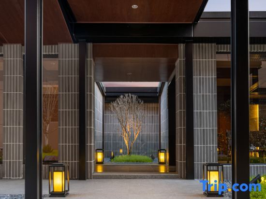 Шаоксинг: Hometown Famous Hotels in the Ancient City (Lu Xun’s Hometown Cangqiao Zhijie Store, Shaoxing)