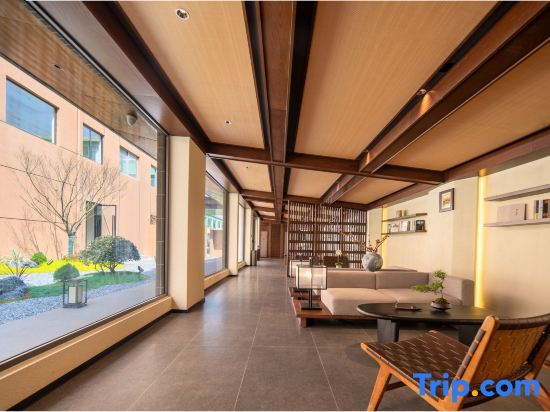 Шаоксинг: Hometown Famous Hotels in the Ancient City (Lu Xun’s Hometown Cangqiao Zhijie Store, Shaoxing)