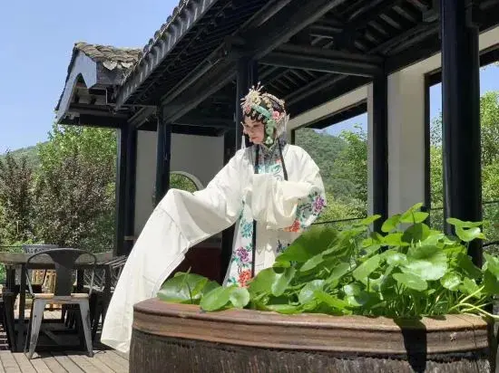 Нанкин: Chaji Shanju Holiay Hotel (Nanjing Laoshan Bulao Village Store)