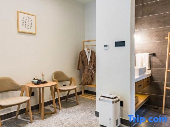 Чэнду: Qingcheng Mountain Qizhiquexipan Hot Spring Homestay
