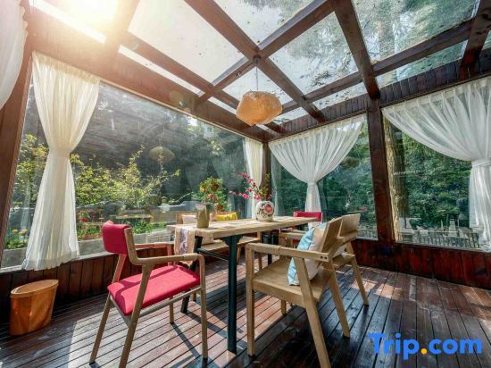 Чэнду: Qingcheng Mountain Qizhiquexipan Hot Spring Homestay