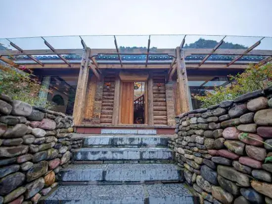 Чжанцзяцзе: Home away from home