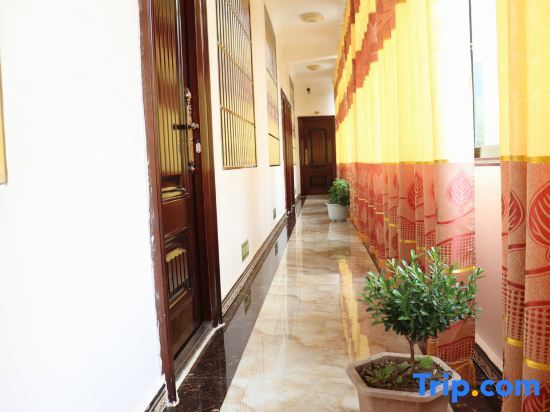 Лицзян: Hutiaoxia Yijiayuan Hotel