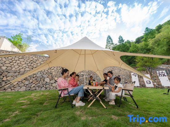 Хучжоу: One Night and One Summer Anjiins Mountain Luxury Hot Spring Resort Homestay