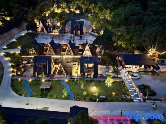 Хейан: Jiuhe Yunshan Quanju Hot Spring Wooden House B&B