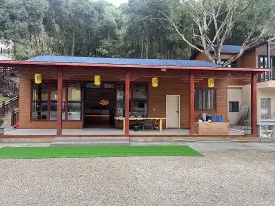 Хейан: Jiuhe Yunshan Quanju Hot Spring Wooden House B&B