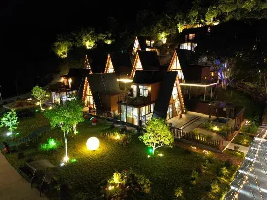 Хейан: Jiuhe Yunshan Quanju Hot Spring Wooden House B&B