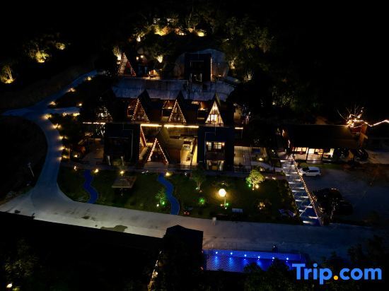 Хейан: Jiuhe Yunshan Quanju Hot Spring Wooden House B&B