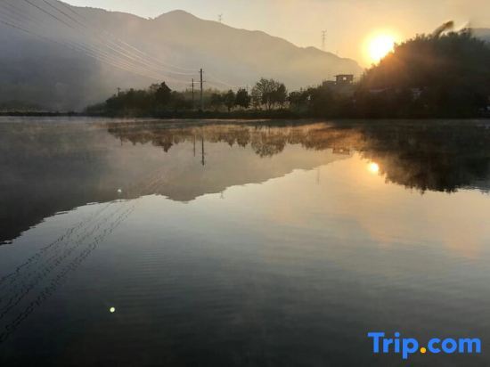 Xuancheng: Ningguo Hongcun Riverside Homestay