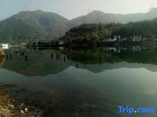 Xuancheng: Ningguo Hongcun Riverside Homestay