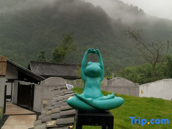 Лешан: Emeishan Liangchu Tiansi Tang Homestay