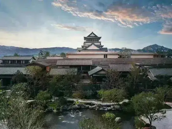 Циндао: Qingdao Yixing Fang Hua Jian Tang · Lan She