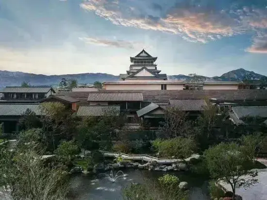 Циндао: Qingdao Yixing Fang Hua Jian Tang · Lan She