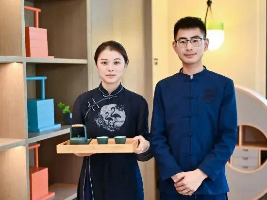 Циндао: Qingdao Yixing Fang Hua Jian Tang · Lan She