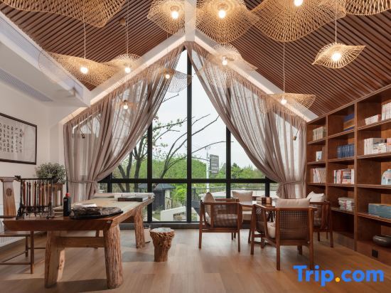 Чэнду: Heyin Jinxi Hot Spring Resort Homestay