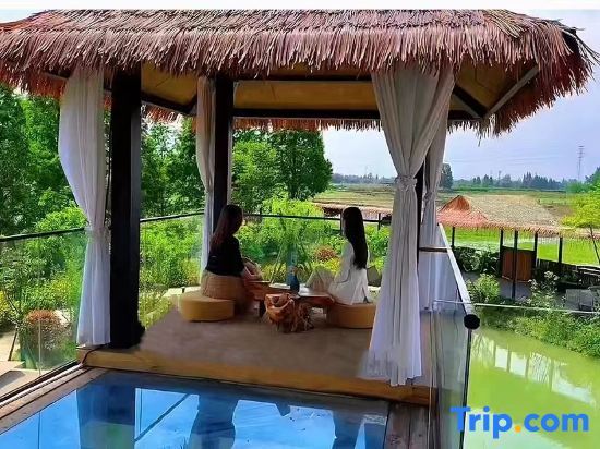 Чэнду: Heyin Jinxi Hot Spring Resort Homestay